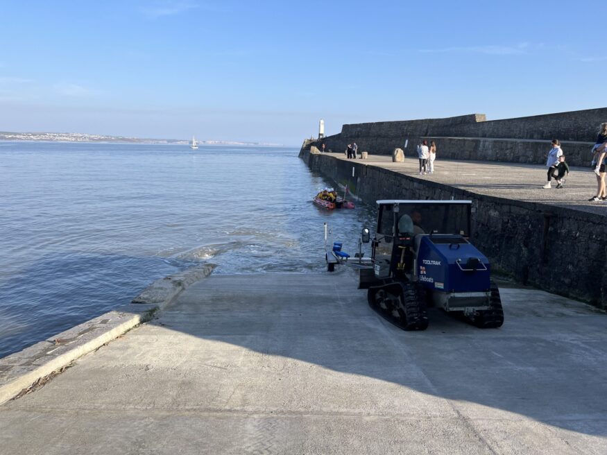 D Class D861 Hugo Missen - High tide launch